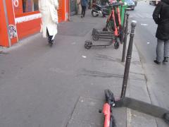 Trottinettes sur les trottoirs img_0476.jpg