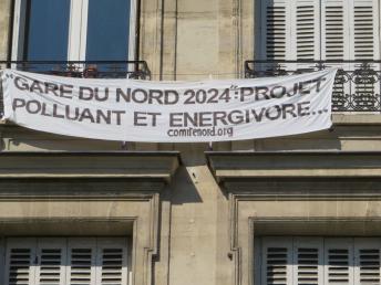 Banderoles sur immeubles contre &quot;Gare du Nord 2024&quot; img_1385.jpg